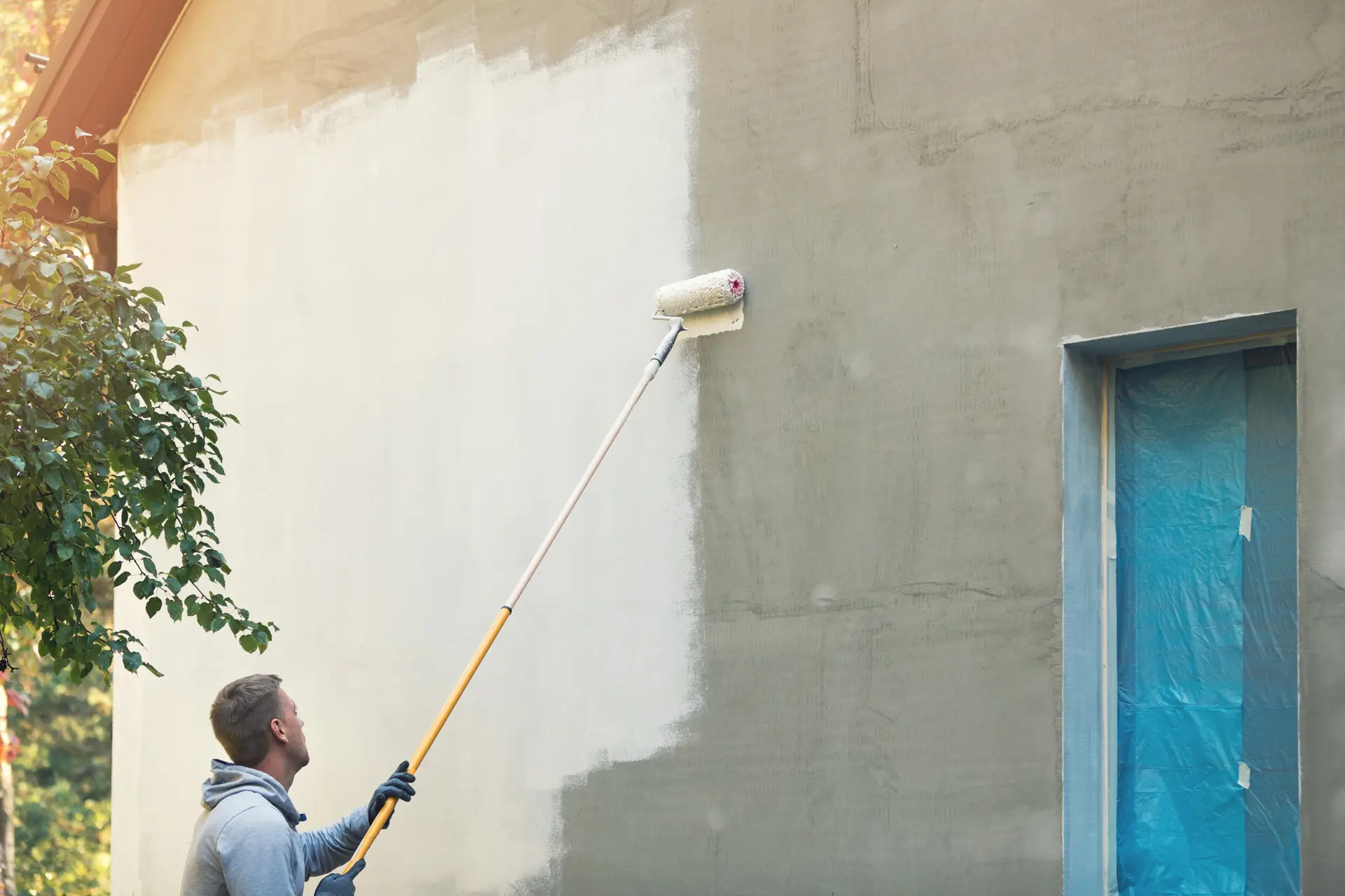 Pintor trabajando en una fachada en Orihuela